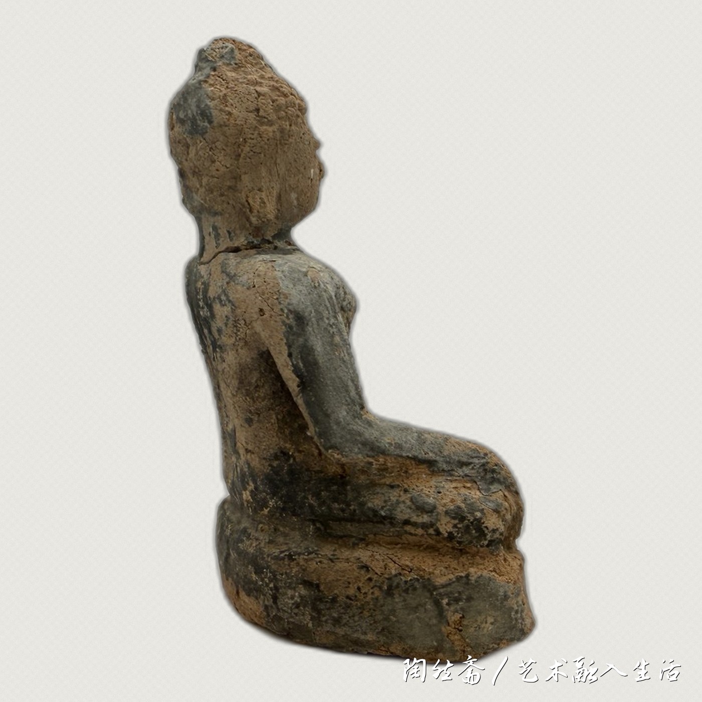 佛坐像背面，陶胎斑驳