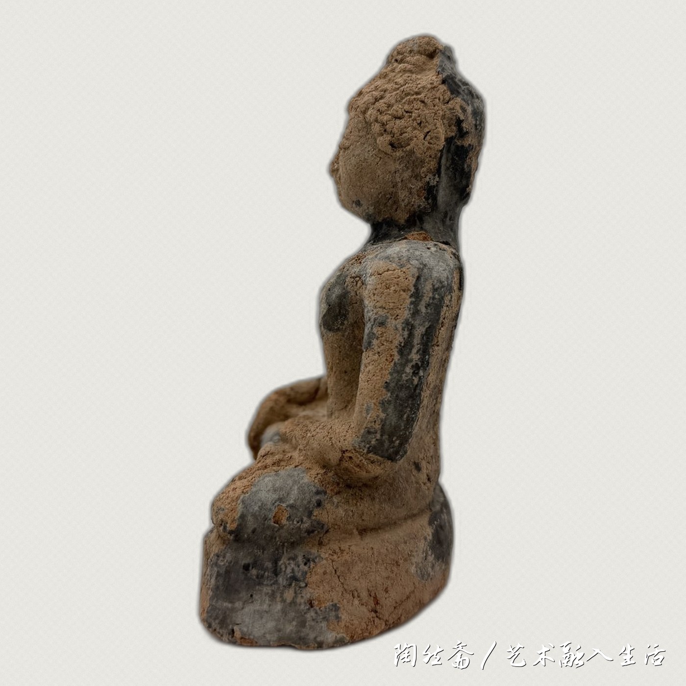 佛坐像侧面，身形轮廓