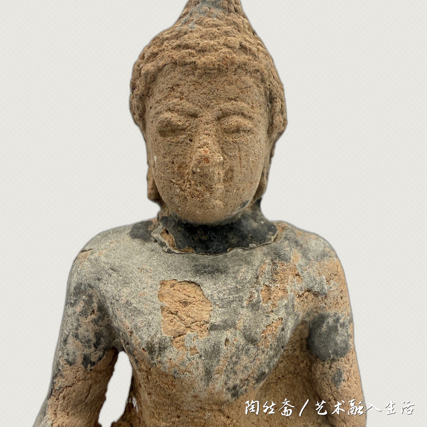 佛坐像上身局部，面相与陶胎表面