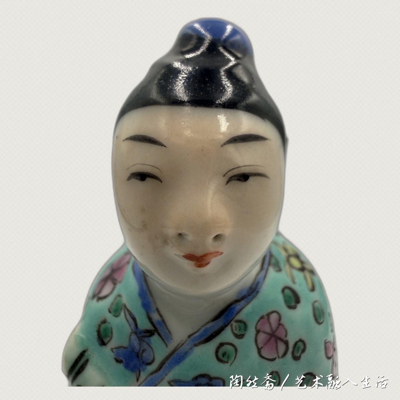 韩湘子造像面部特写，眉眼口鼻清晰