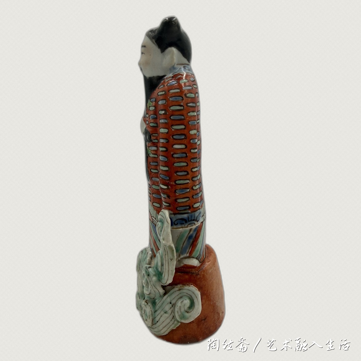 汉钟离造像背面，红袍点纹满布、山石靠背