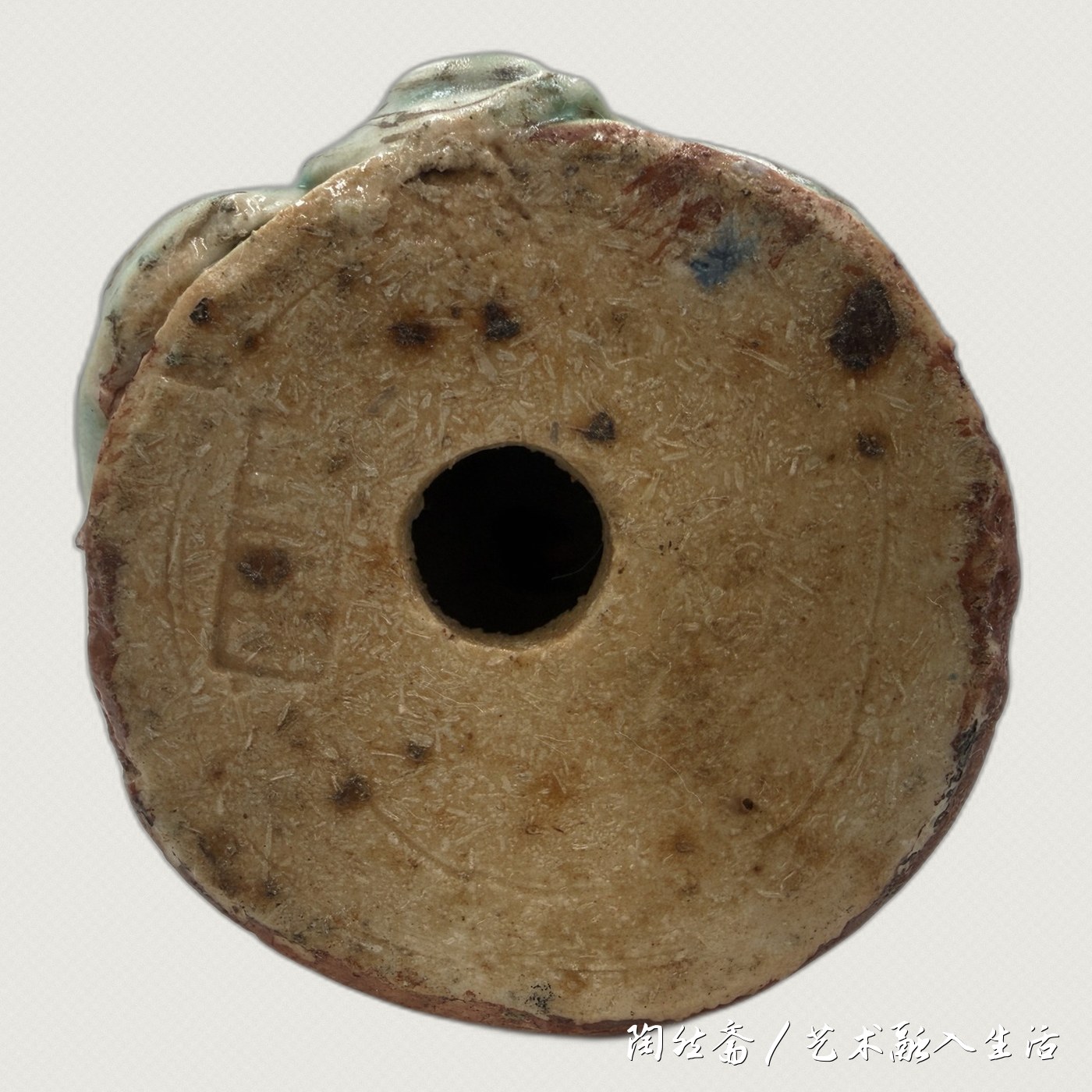 汉钟离造像底足，露胎、火石红斑、中央气孔