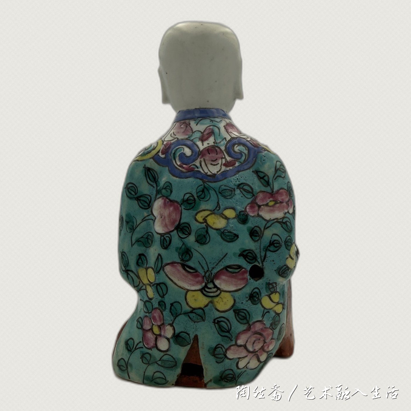 阿福童子造像背面，绿地花卉袍后身