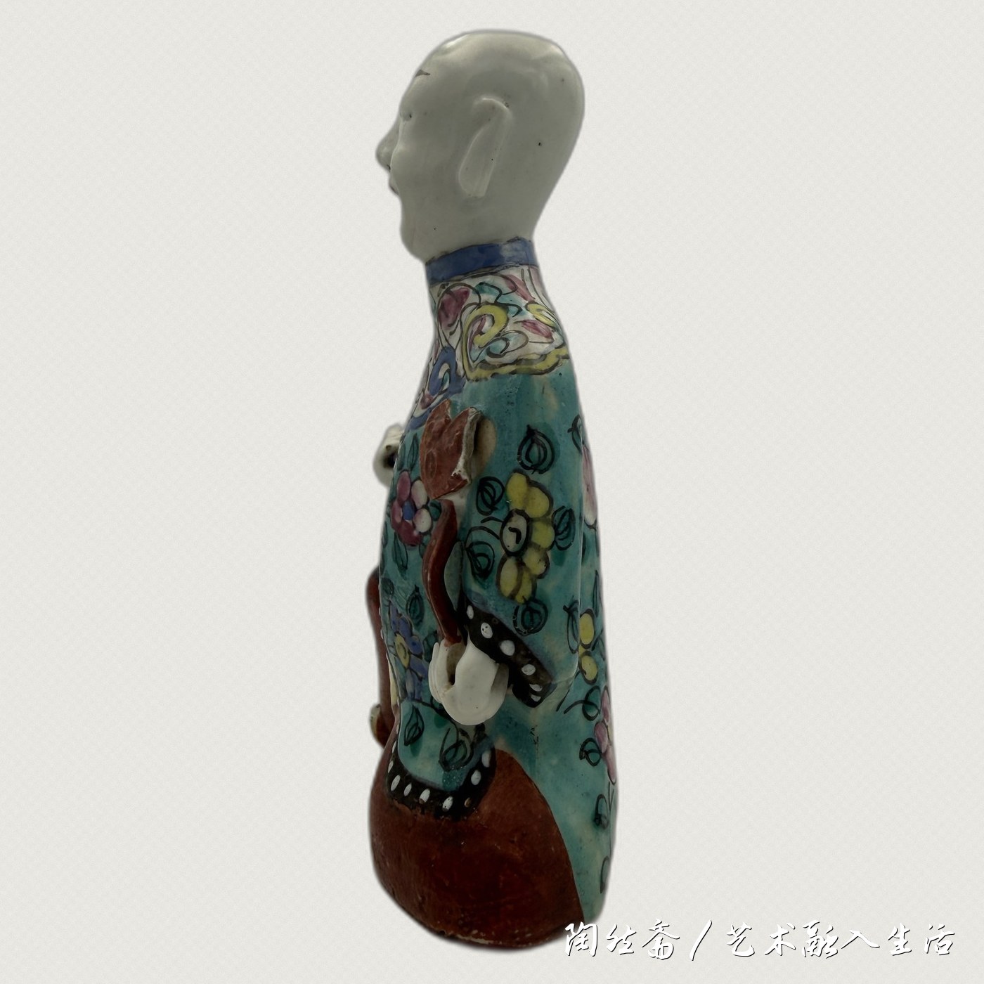 阿福童子造像侧面，袍服与矾红座
