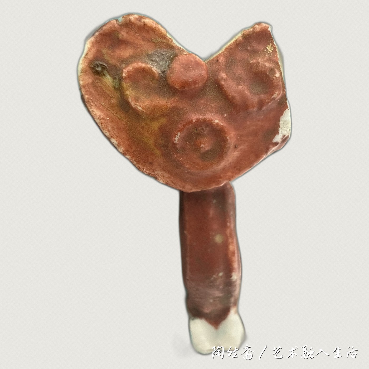 阿福童子造像局部，手持矾红如意