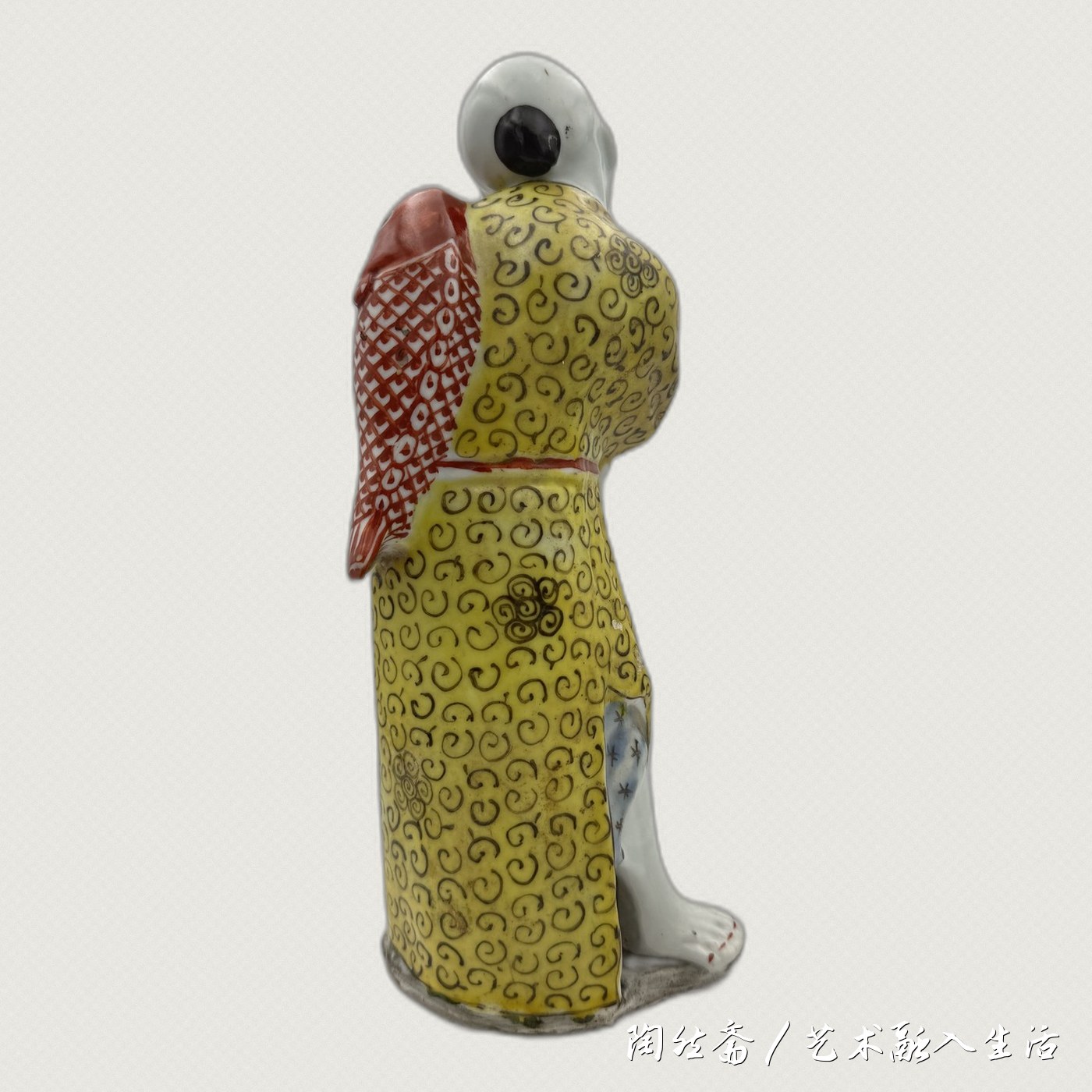 渔翁造像背面，矾红大鲤全身
